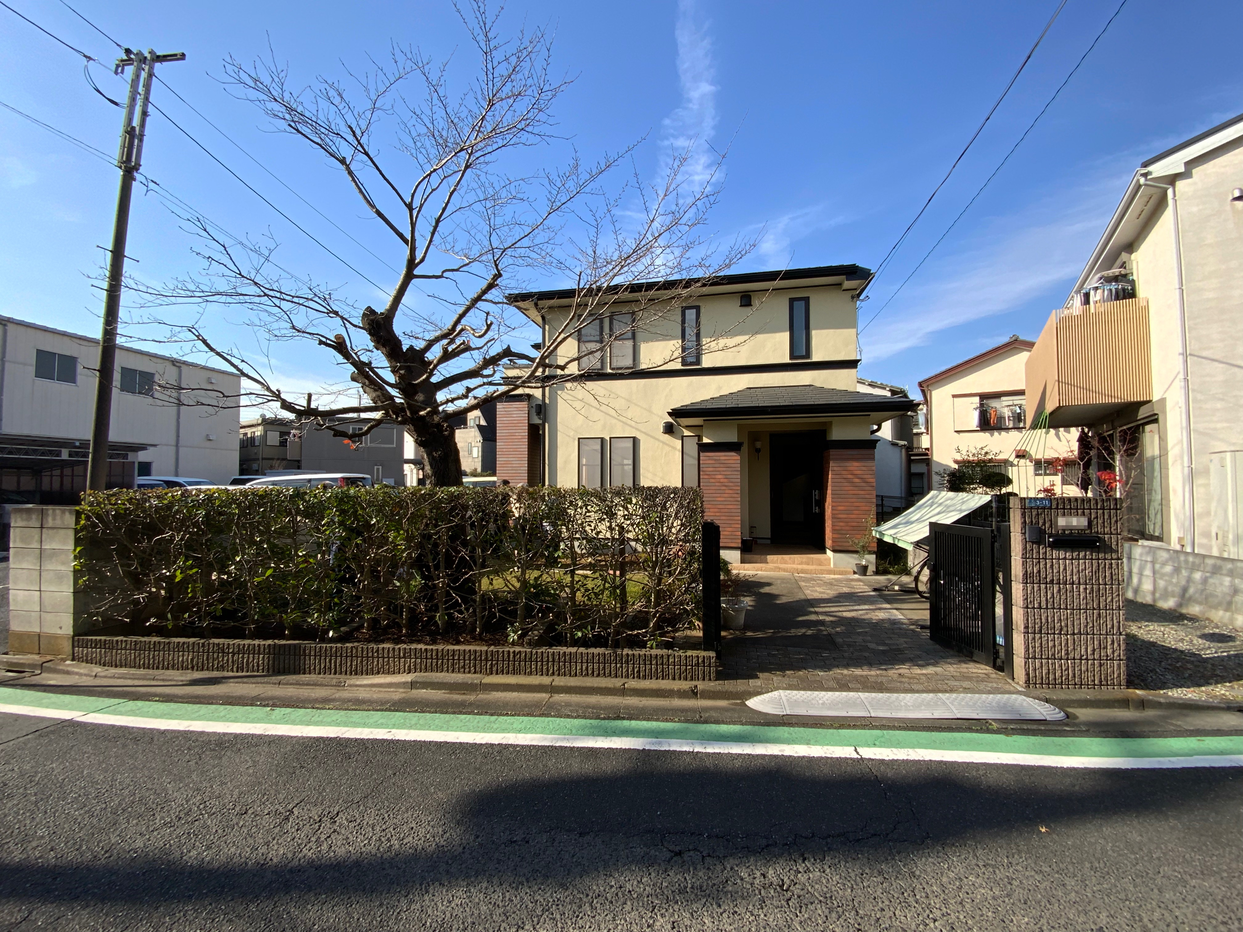 外構施工事例　駐車スペースと玄関 電動オーバードア