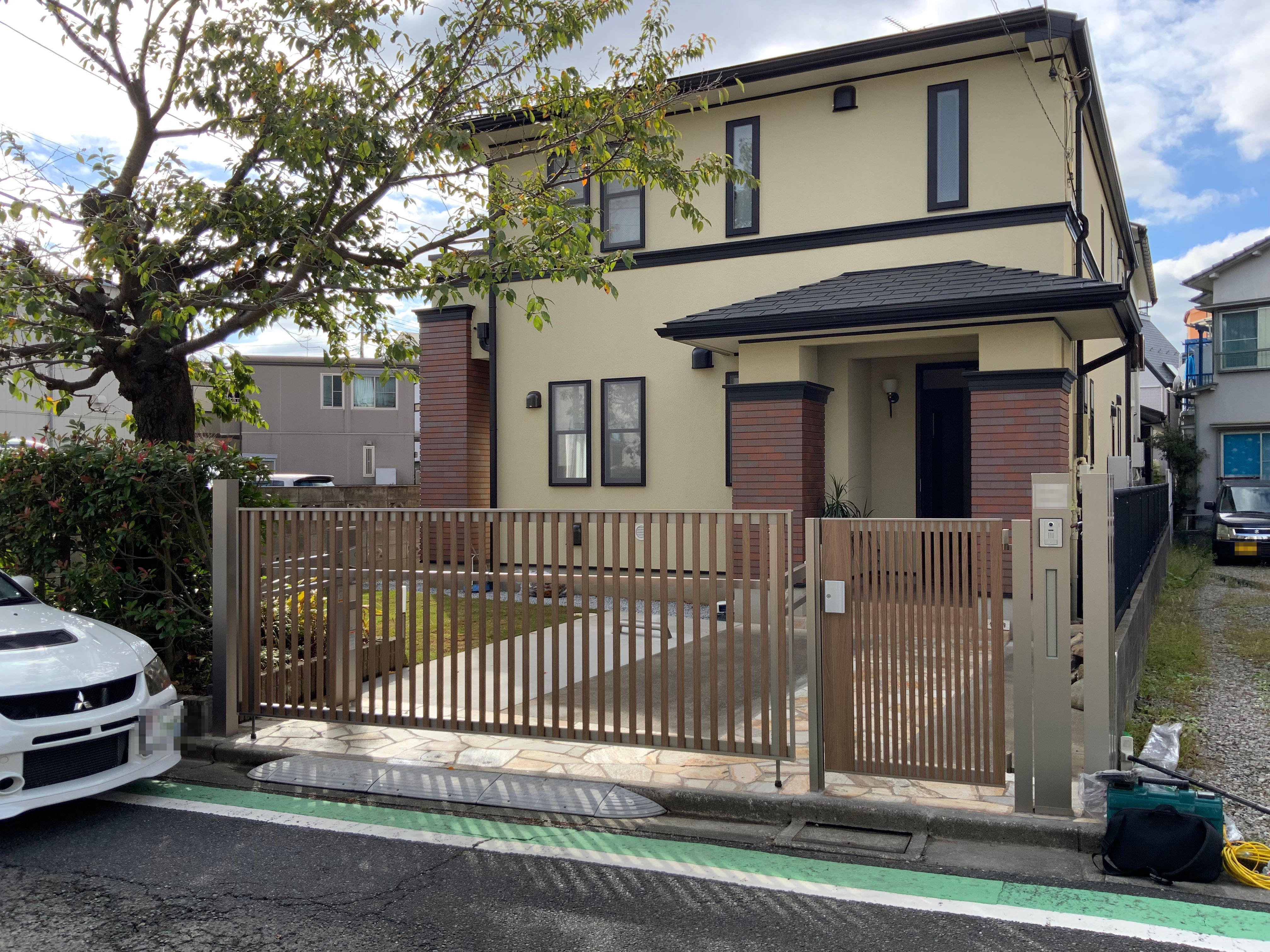 外構施工事例　駐車スペースと玄関 電動オーバードア