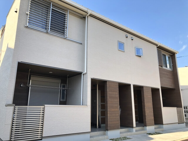 【賃貸オーナー必見】アパート外壁塗装費用は修繕費？減価償却費？耐用年数で変わる税務処理を解説！