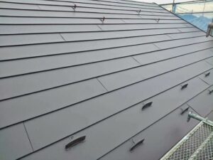 【失敗談から学ぶ】屋根カバー工法で「後悔」する3大原因とは？回避するポイントや業者の選び方を解説！