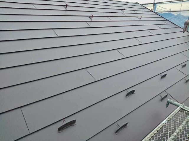 【失敗談から学ぶ】屋根カバー工法で「後悔」する3大原因とは？回避するポイントや業者の選び方を解説！