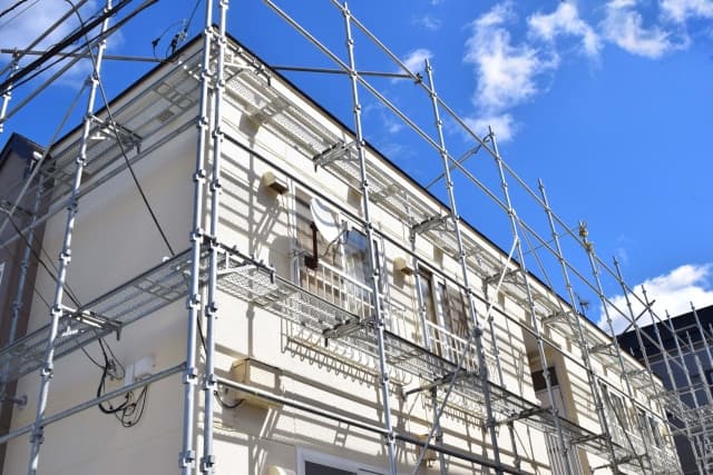 アパート外壁塗装の期間は何日？工程別の目安と入居者トラブルを防ぐコツ